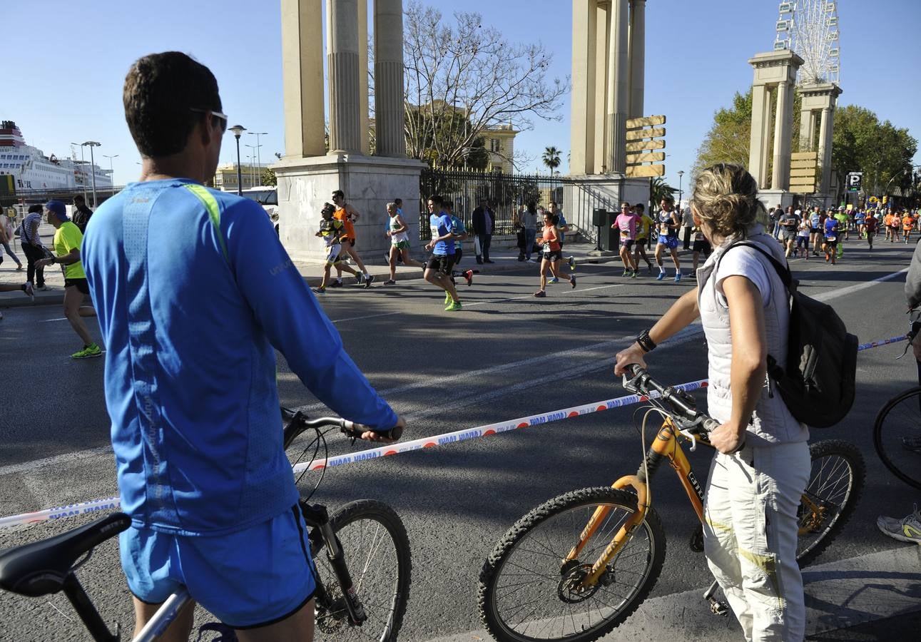 Miles de corredores participan en la Media Maratón Ciudad de Málaga