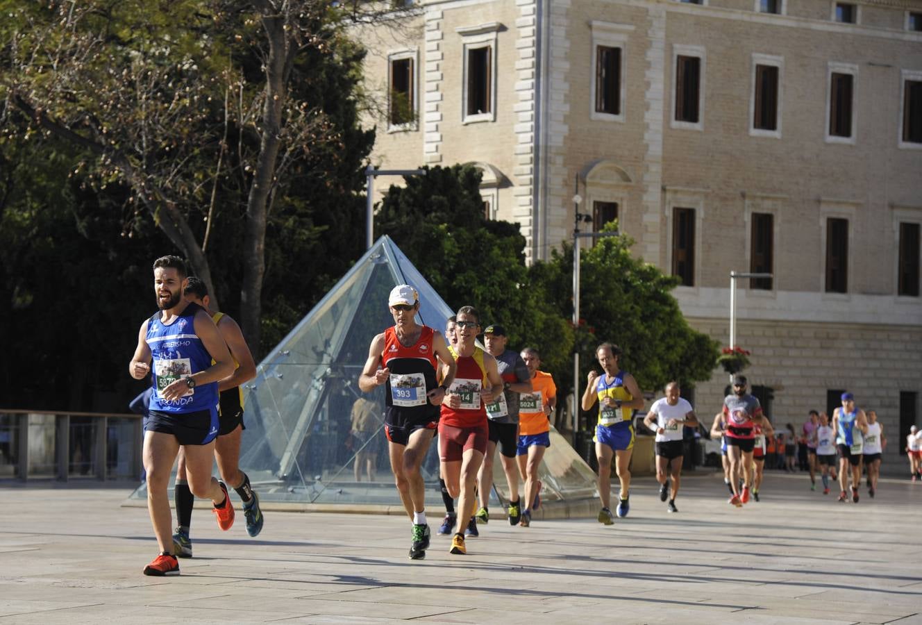 Miles de corredores participan en la Media Maratón Ciudad de Málaga