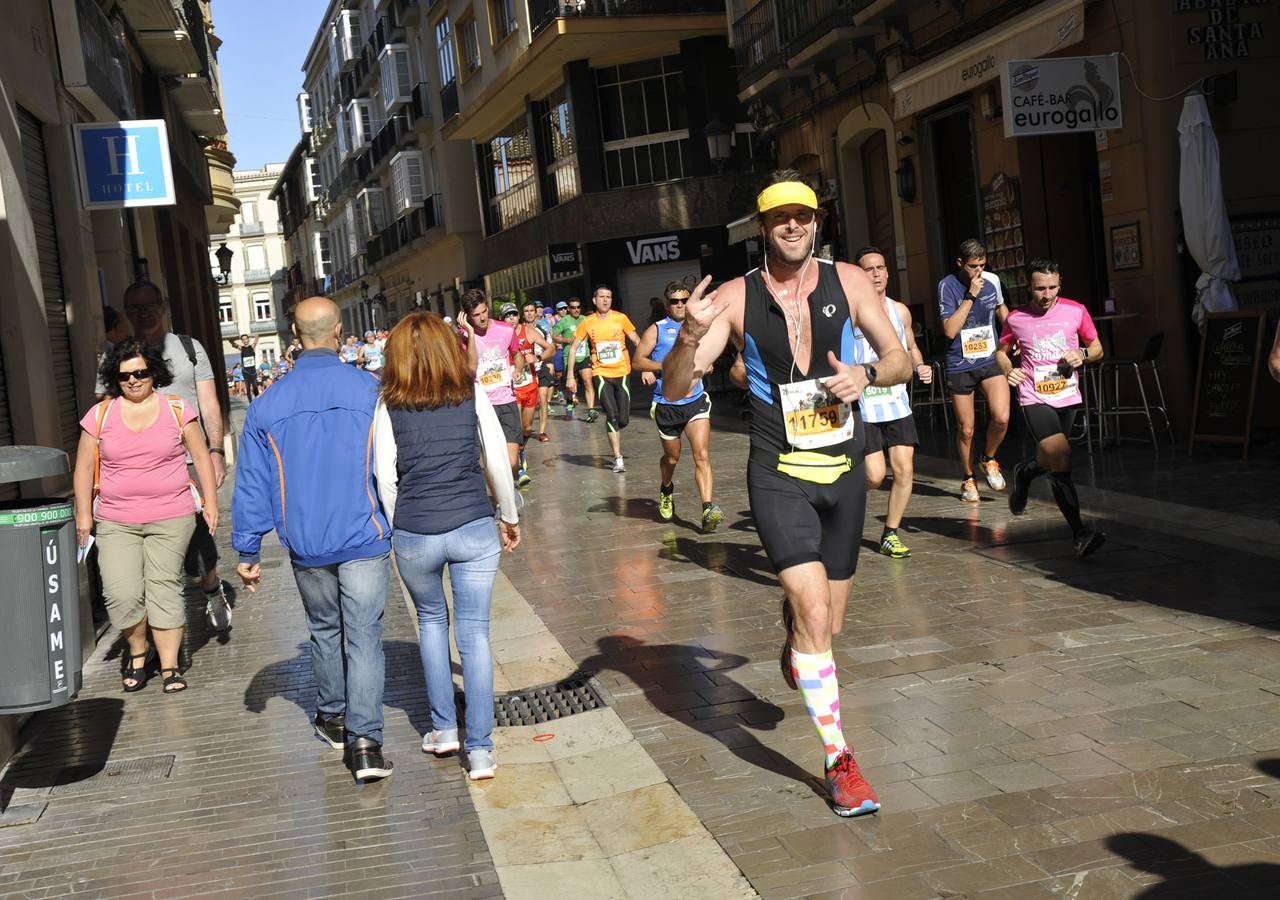 Miles de corredores participan en la Media Maratón Ciudad de Málaga