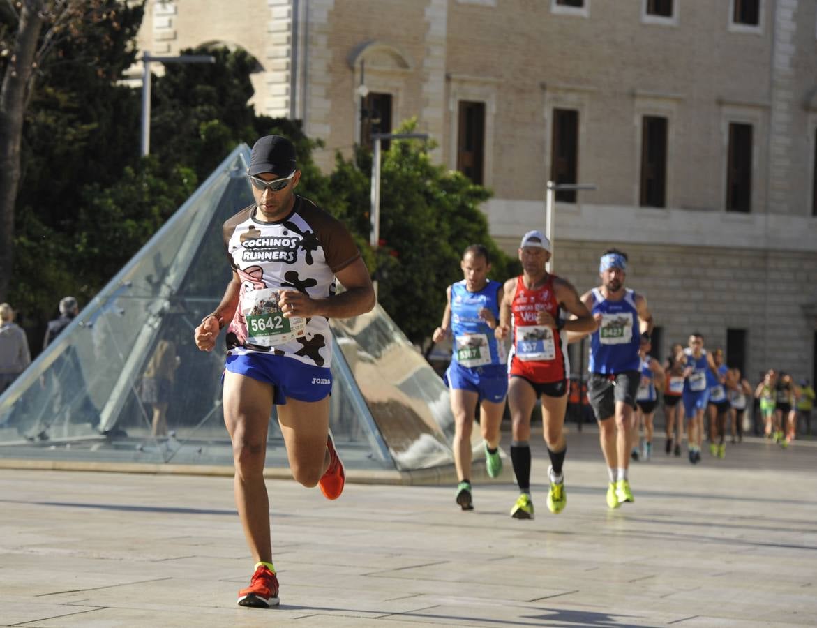Miles de corredores participan en la Media Maratón Ciudad de Málaga
