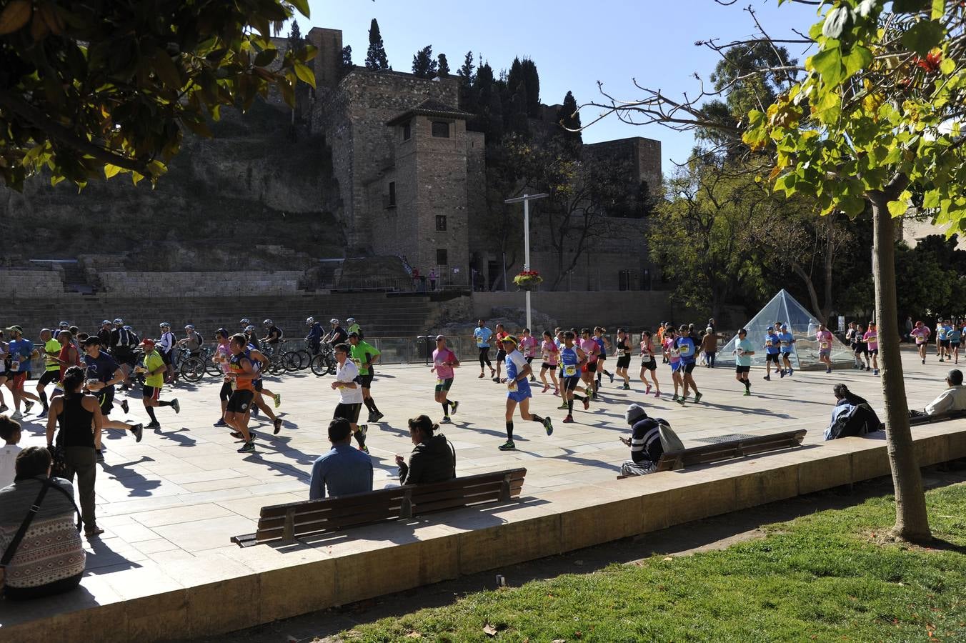 Miles de corredores participan en la Media Maratón Ciudad de Málaga