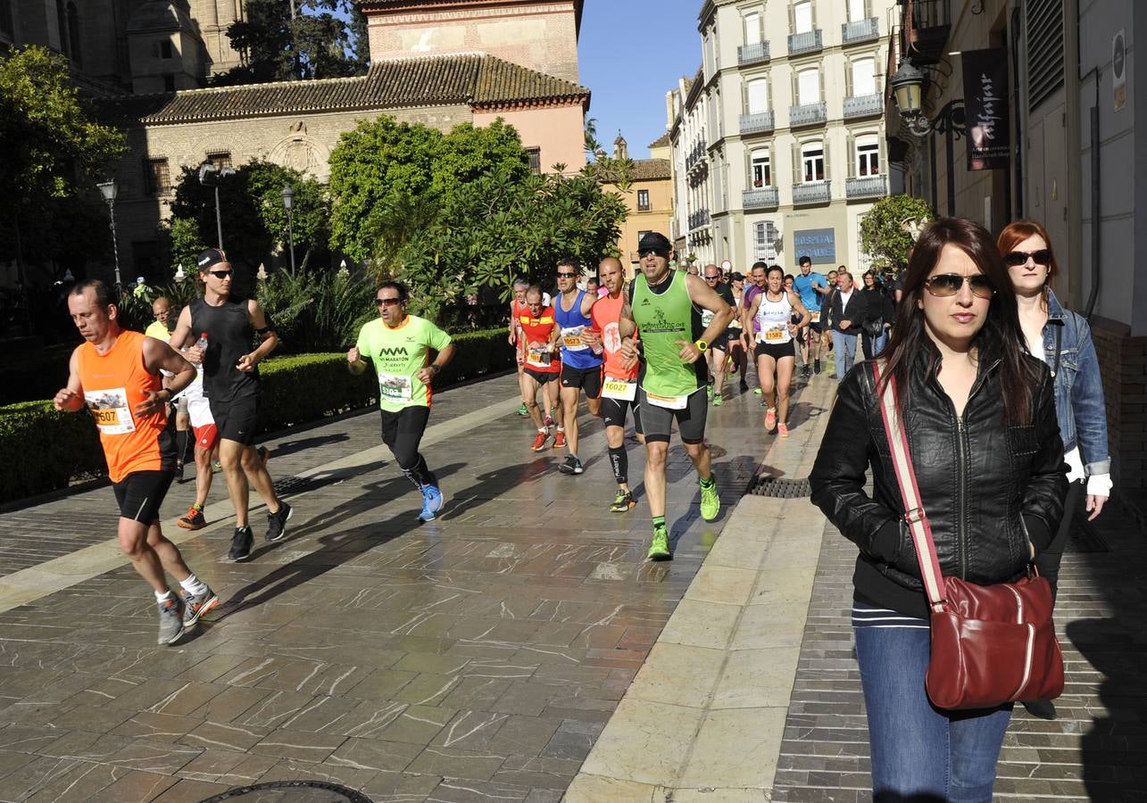 Miles de corredores participan en la Media Maratón de Málaga