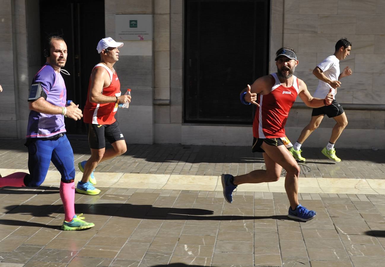 Miles de corredores participan en la Media Maratón de Málaga