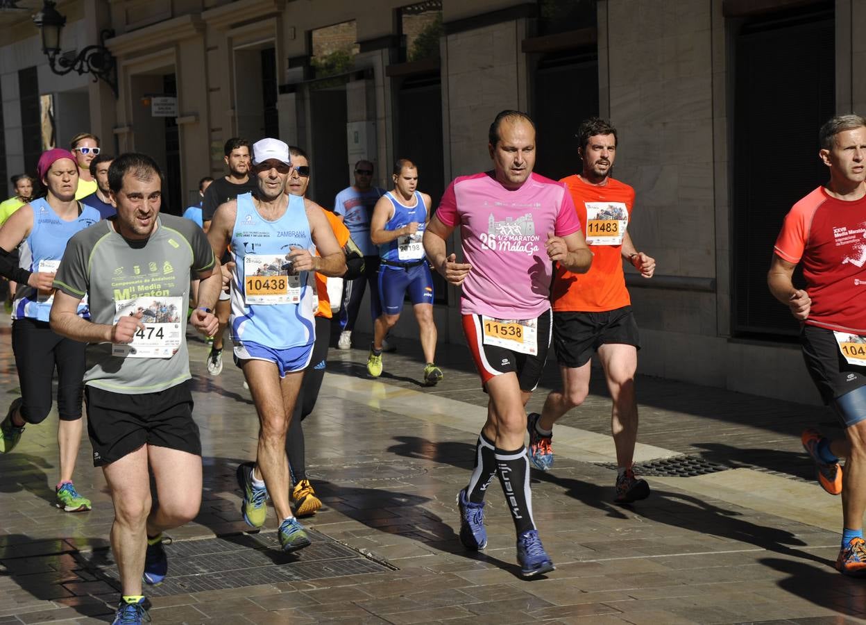 Miles de corredores participan en la Media Maratón de Málaga