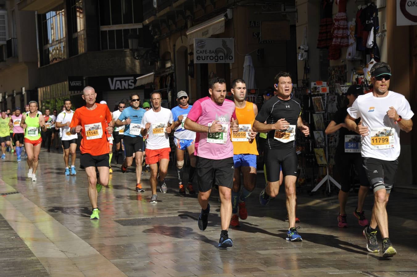 Miles de corredores participan en la Media Maratón de Málaga