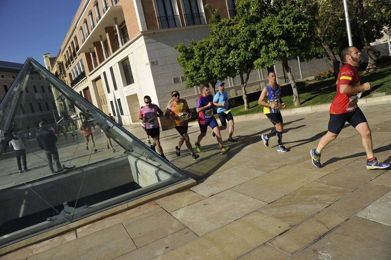 Miles de corredores participan en la Media Maratón de Málaga