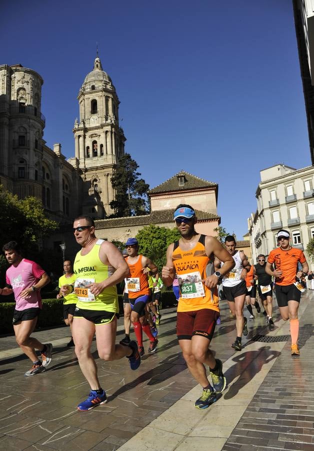 Miles de corredores participan en la Media Maratón de Málaga