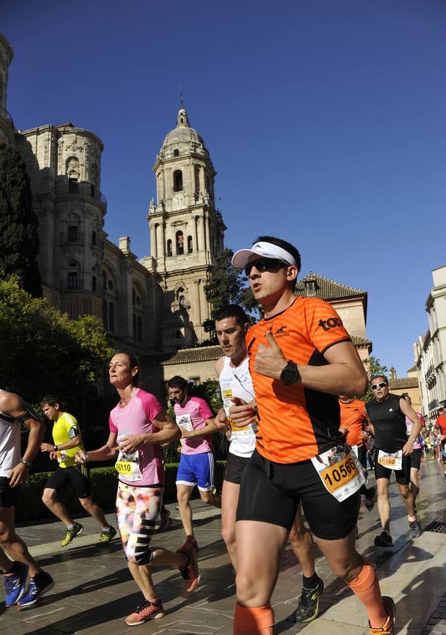 Miles de corredores participan en la Media Maratón de Málaga