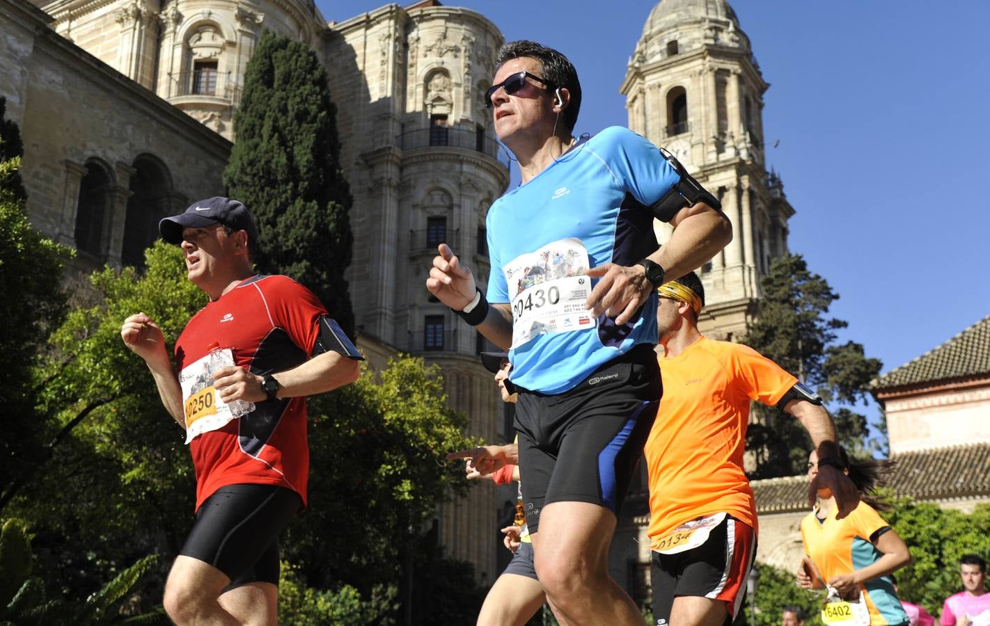 Miles de corredores participan en la Media Maratón de Málaga