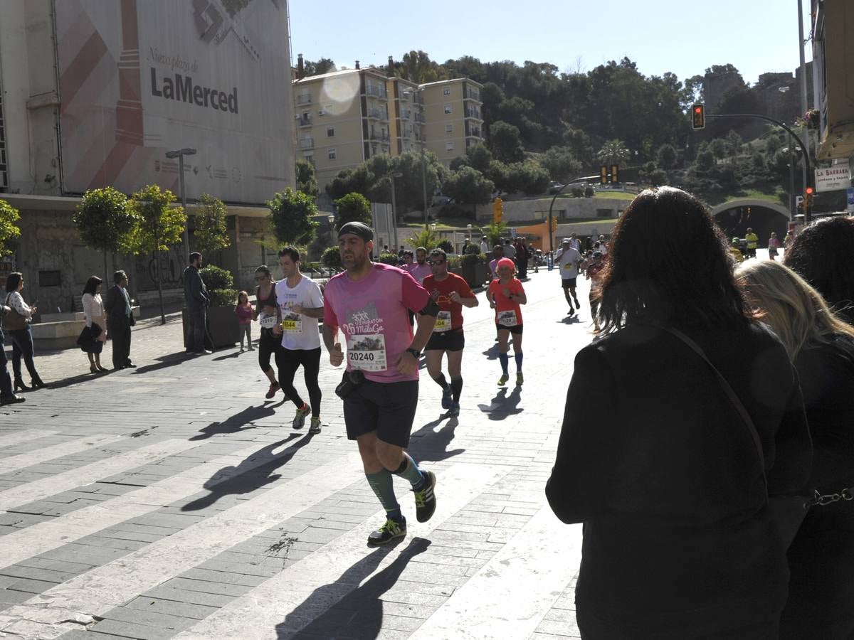 Miles de corredores participan en la Media Maratón de Málaga