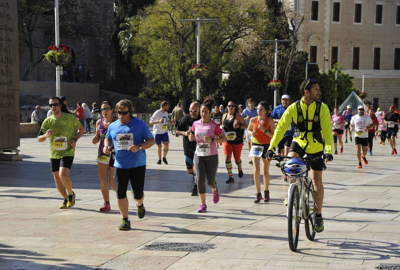 Miles de corredores participan en la Media Maratón de Málaga