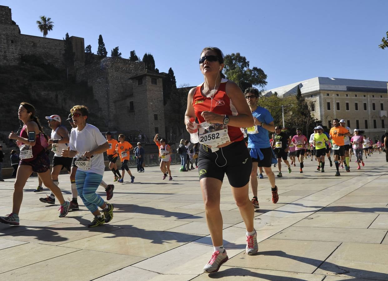 Miles de corredores participan en la Media Maratón de Málaga