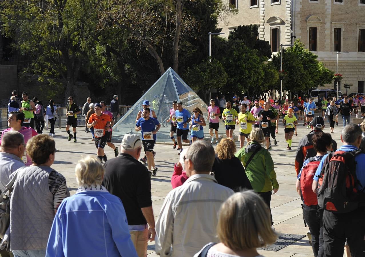 Miles de corredores participan en la Media Maratón de Málaga
