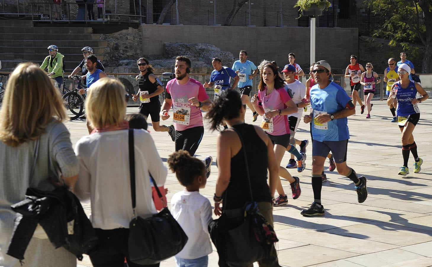 Miles de corredores participan en la Media Maratón de Málaga