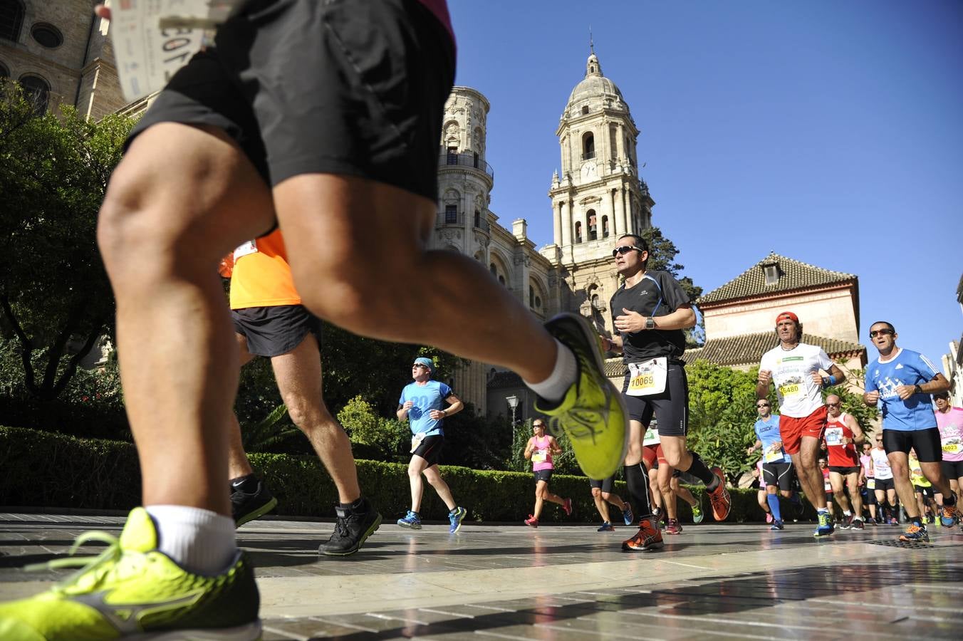 Miles de corredores participan en la Media Maratón de Málaga