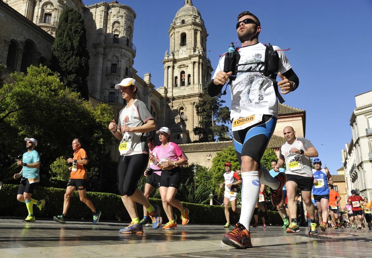 Miles de corredores participan en la Media Maratón de Málaga