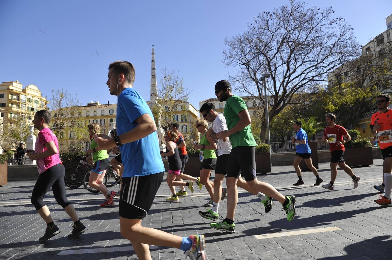 Miles de corredores participan en la Media Maratón de Málaga