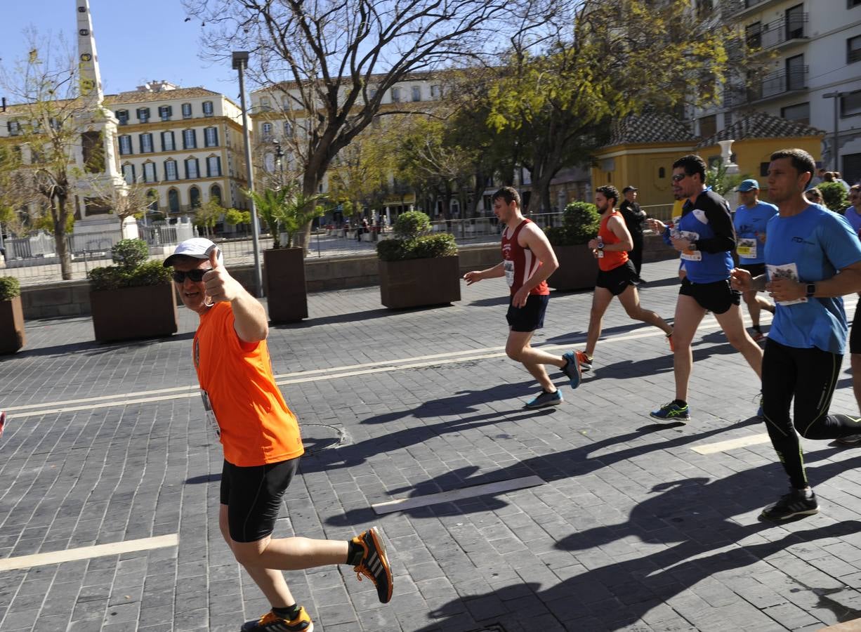 Miles de corredores participan en la Media Maratón de Málaga