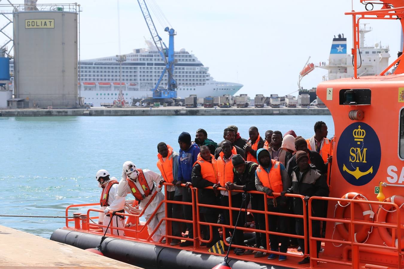 Rescatan una patera con 53 inmigrantes subsaharianos en Málaga