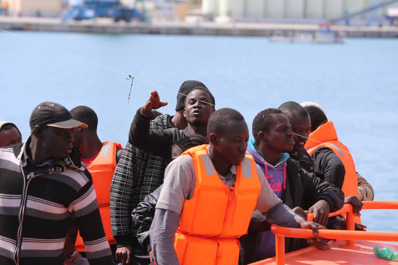 Rescatan una patera con 53 inmigrantes subsaharianos en Málaga