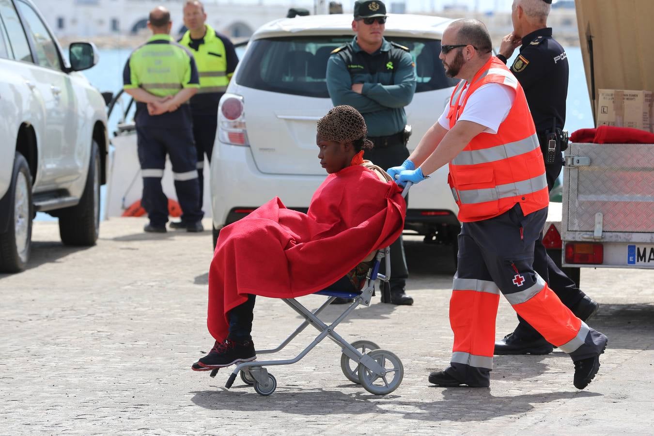 Rescatan una patera con 53 inmigrantes subsaharianos en Málaga