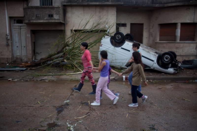 Un tornado siembra el caos en Uruguay