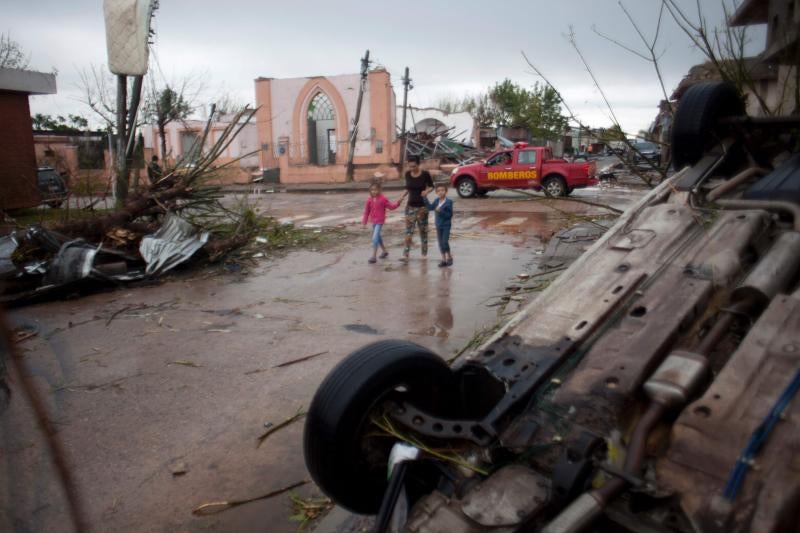 Un tornado siembra el caos en Uruguay