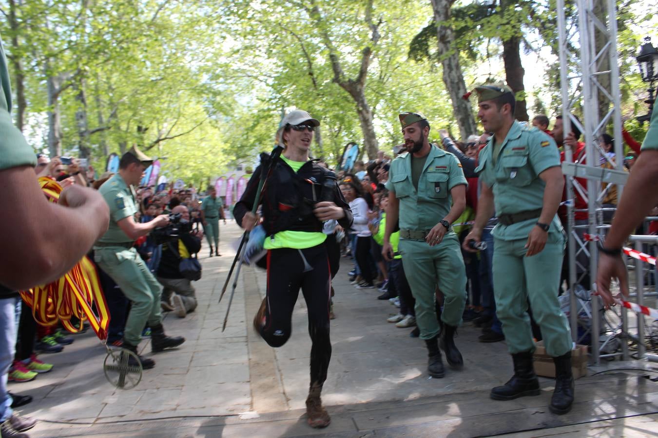 Llegada de los últimos &#039;cientouneros&#039; de los 101 Kilómetros de la Legión