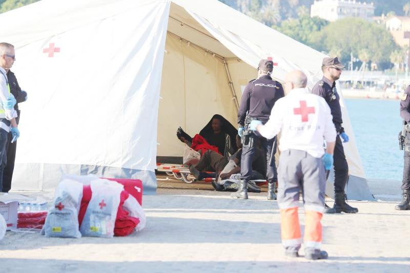 Trasladan a Málaga a 52 inmigrantes que iban en una patera