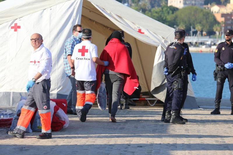 Trasladan a Málaga a 52 inmigrantes que iban en una patera