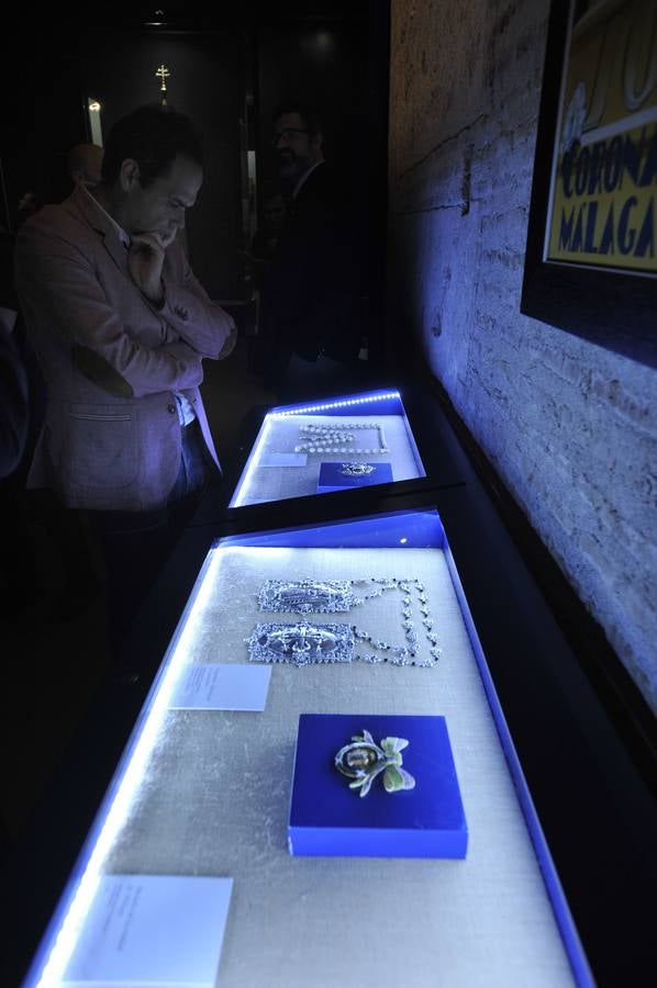 Mena reúne en una exposición la historia y el patrimonio de la Virgen de la Soledad