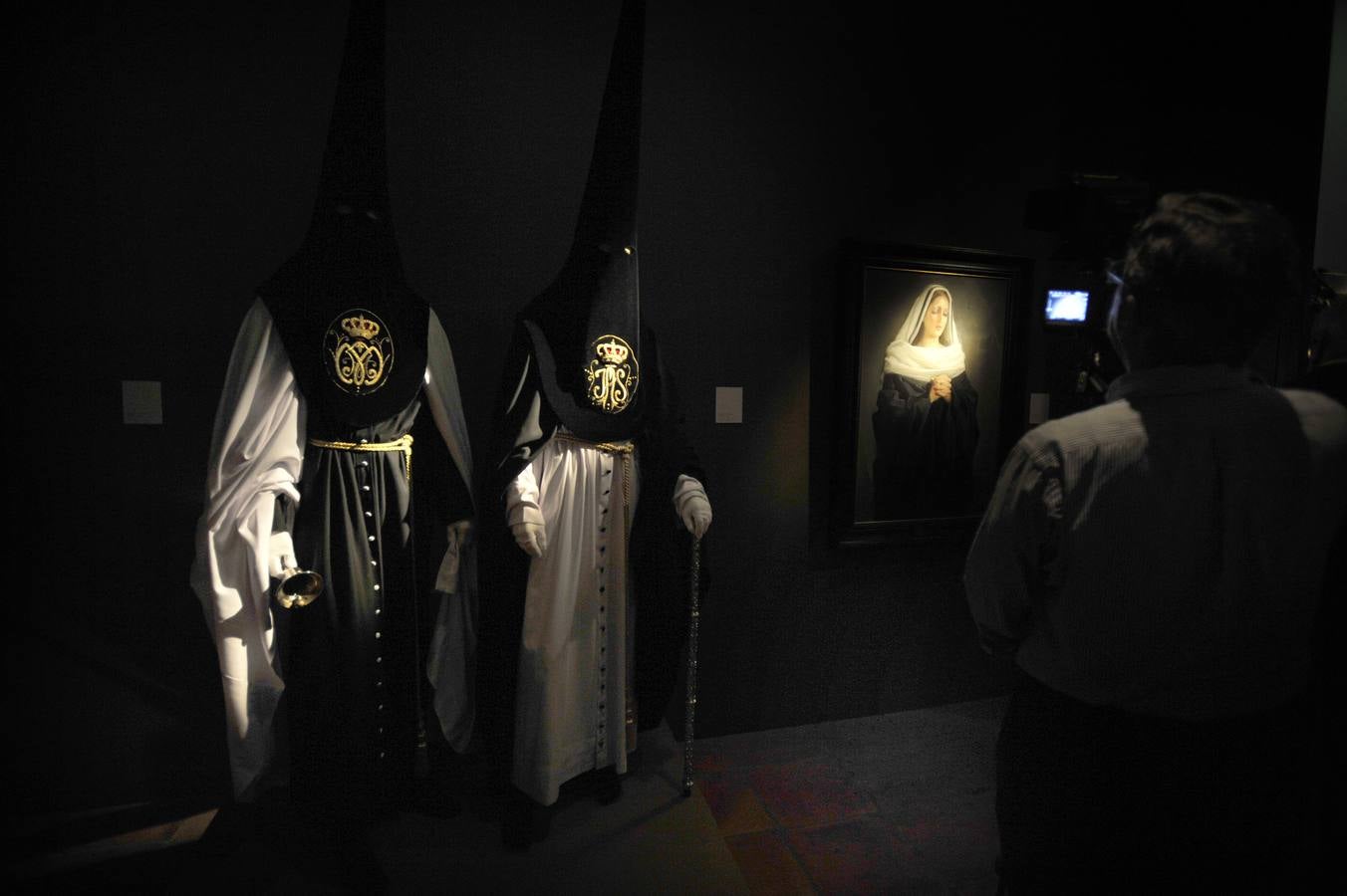 Mena reúne en una exposición la historia y el patrimonio de la Virgen de la Soledad