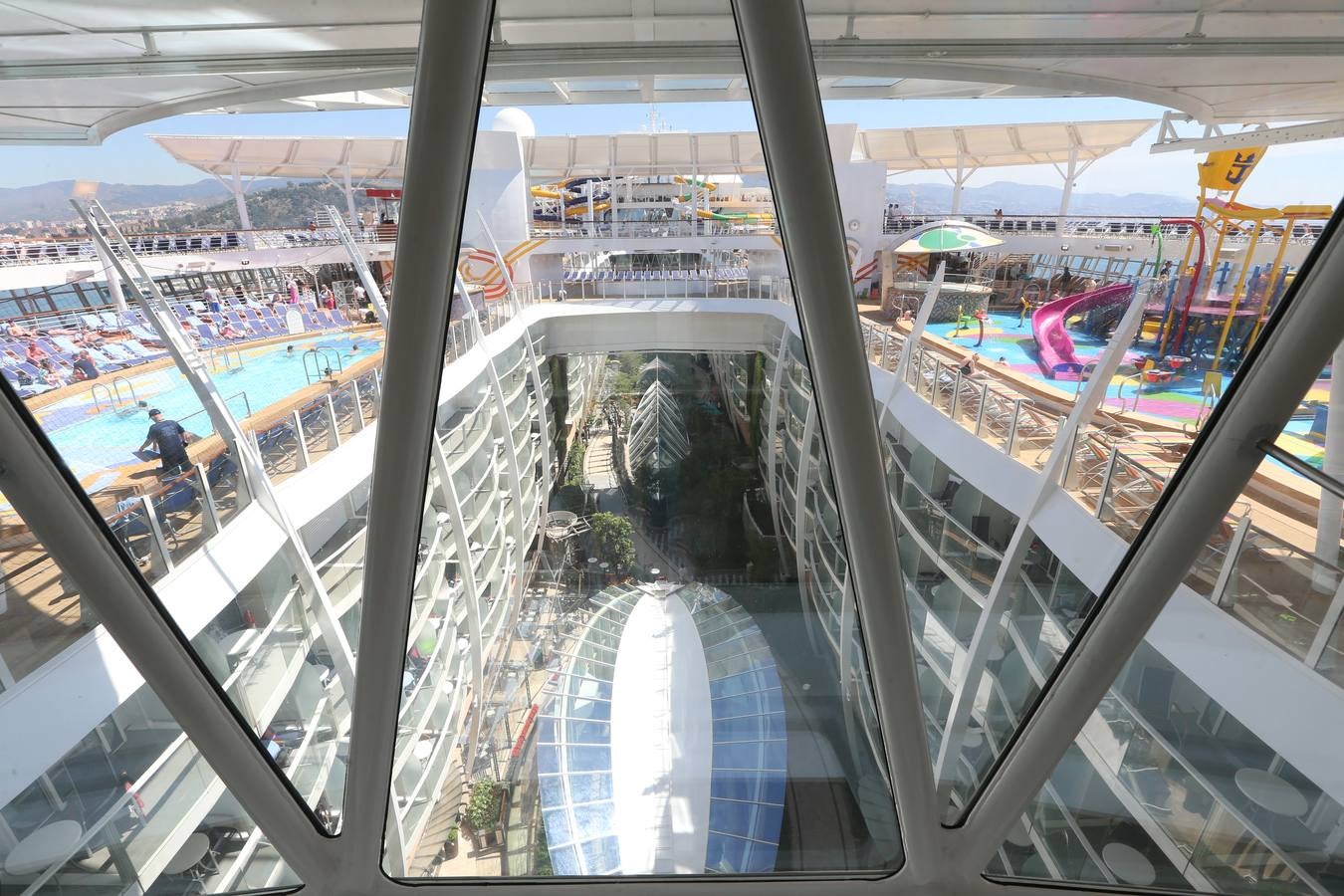 Fotos del &#039;Harmony of the Seas&#039;, el mayor crucero del mundo, en el puerto de Málaga