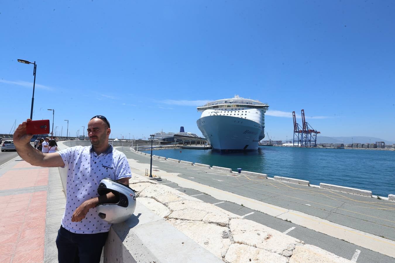 El &#039;Harmony of the seas&#039; visita el puerto de Málaga