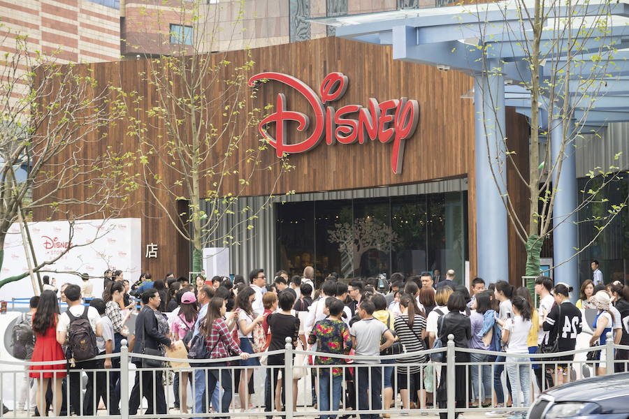 Turistas hacen cola para entrar en una de las tiendas Disney del nuevo parque temático de Disney en Shanghái.