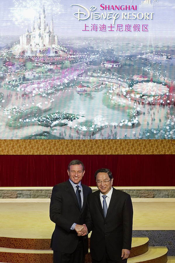 Bob Iger, presidente y director ejecutivo de The Walt Disney Company, estrecha la mano de Han Zheng, alcalde de Shanghai, durante la ceremonia de presentación de construcción del Shanghai Disney Resort.