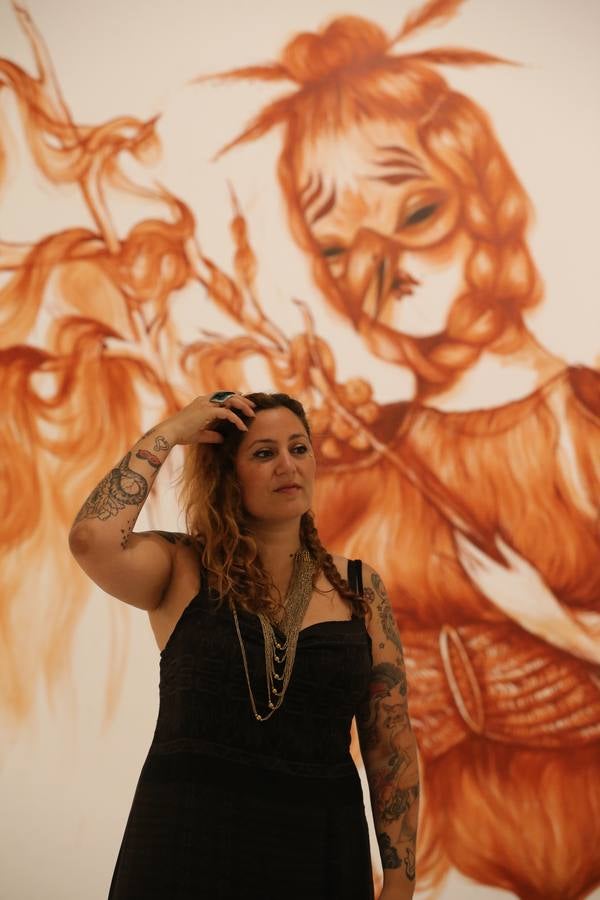 El sensual baile de máscaras de Miss Van en el CAC Málaga