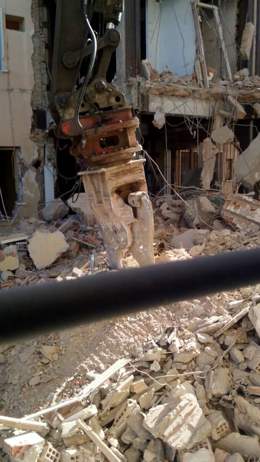 La demolición del antiguo hospital de la Cruz Roja, en imágenes