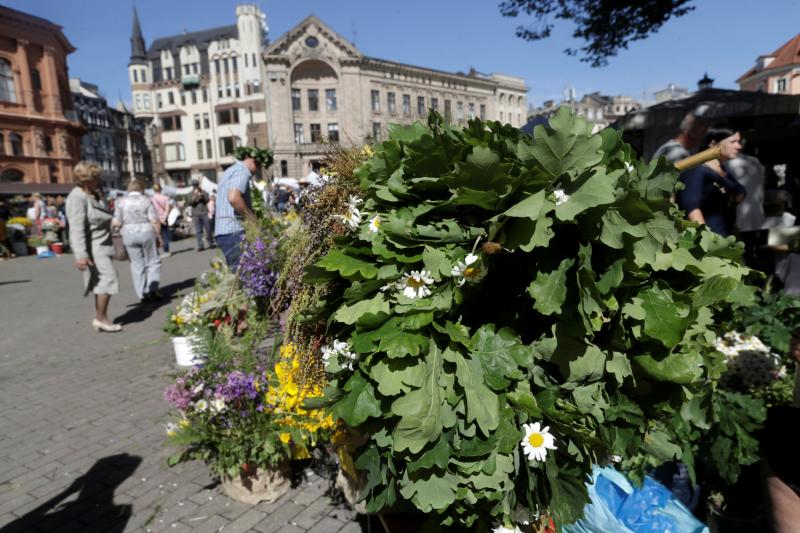 Riga se llena de flores y hierbas salvajes