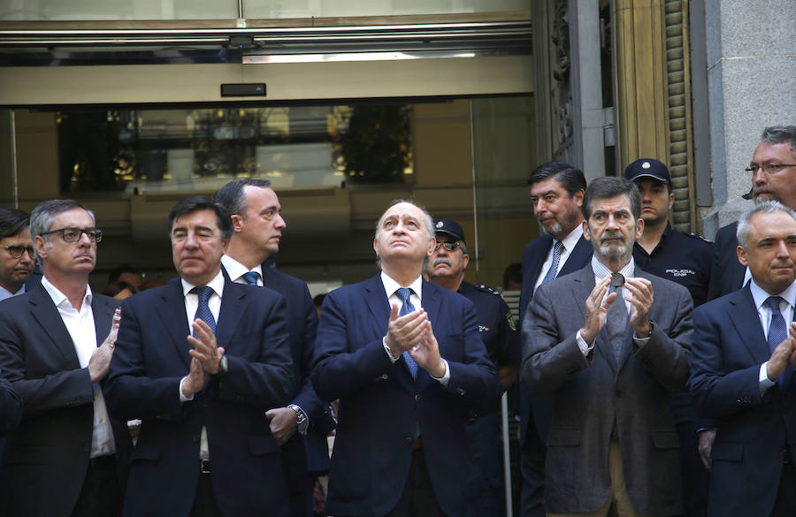 Aplausos tras el minuto de silencio en el Ministerio del Interior.