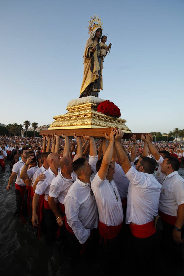 La Virgen del Carmen procesiona por las calles de El Palo