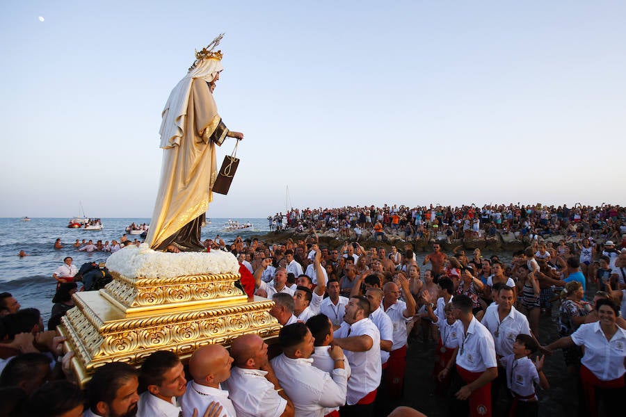 La Virgen del Carmen procesiona por las calles de El Palo