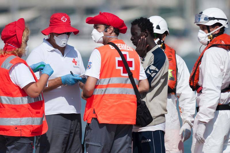 Fotos de la llegada a Málaga de una patera con 52 inmigrantes a bordo