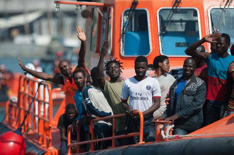 Fotos de la llegada a Málaga de una patera con 52 inmigrantes a bordo