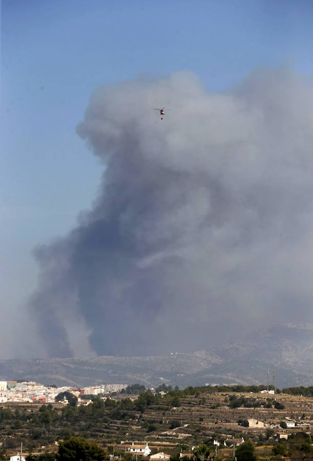 Un incendio quema casas en Jávea y causa desalojos en Benitatxell