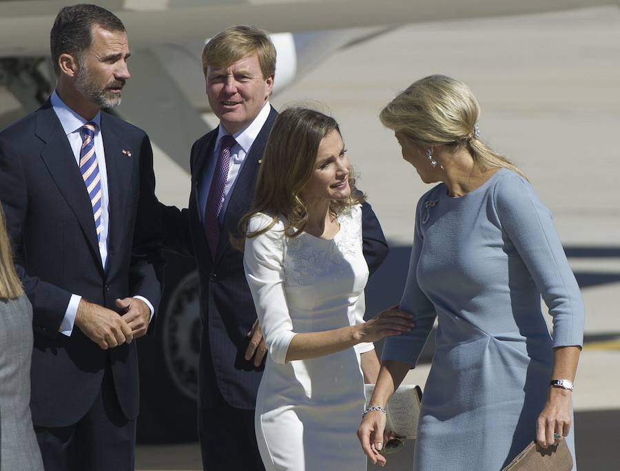 Doña Letizia y Don Felipe reciben a los Reyes de Holanda, Guillermo Alejandro (2 i) y Máxima (d), en la base aérea de Torrejón de Ardoz