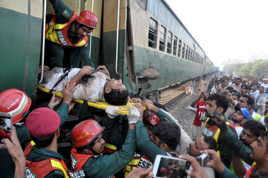 Violento choque de dos trenes en Pakistán