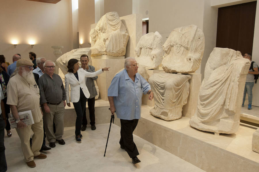 Fotos de la primera visita de colectivos al Museo de la Aduana