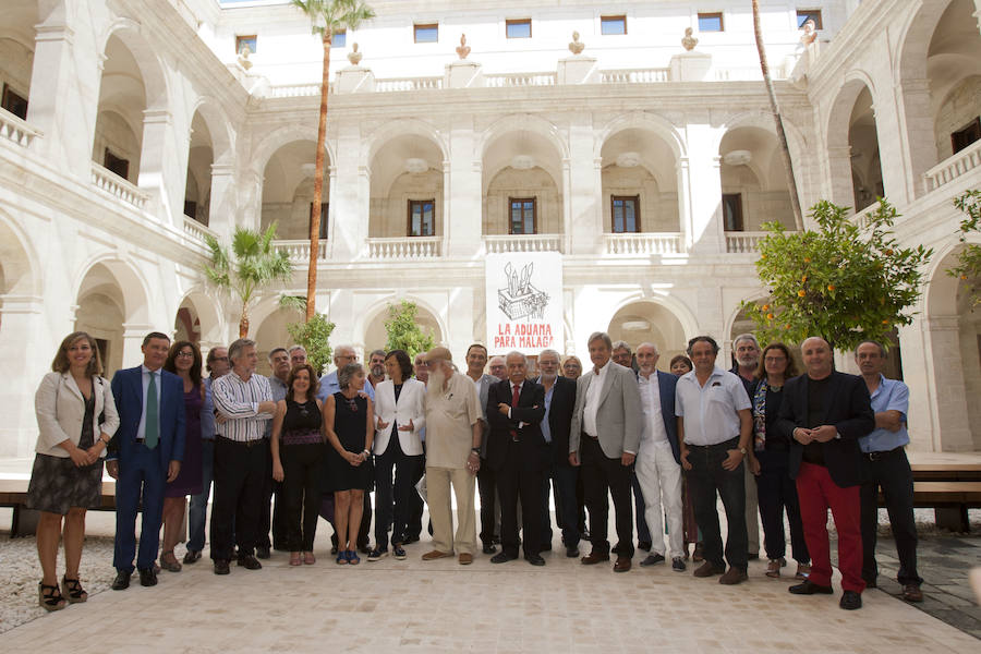 Fotos de la primera visita de colectivos al Museo de la Aduana