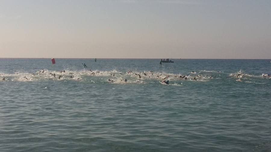 Natación por una buena causa en Rincón de la Victoria